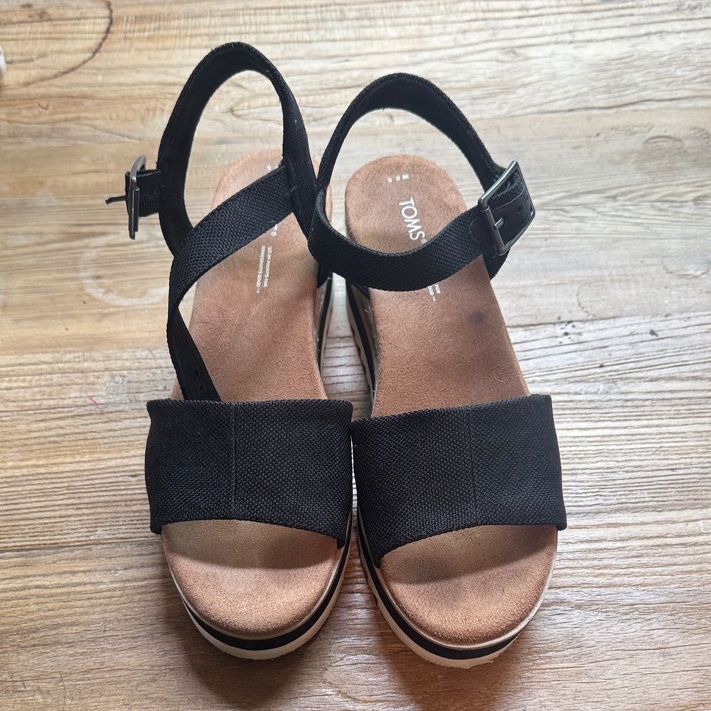 TOMS Women's Black and Tan Sandals